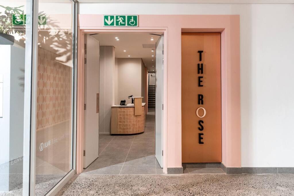 The Rose 502-city Centre Aprt With Rooftop Pool Apartment